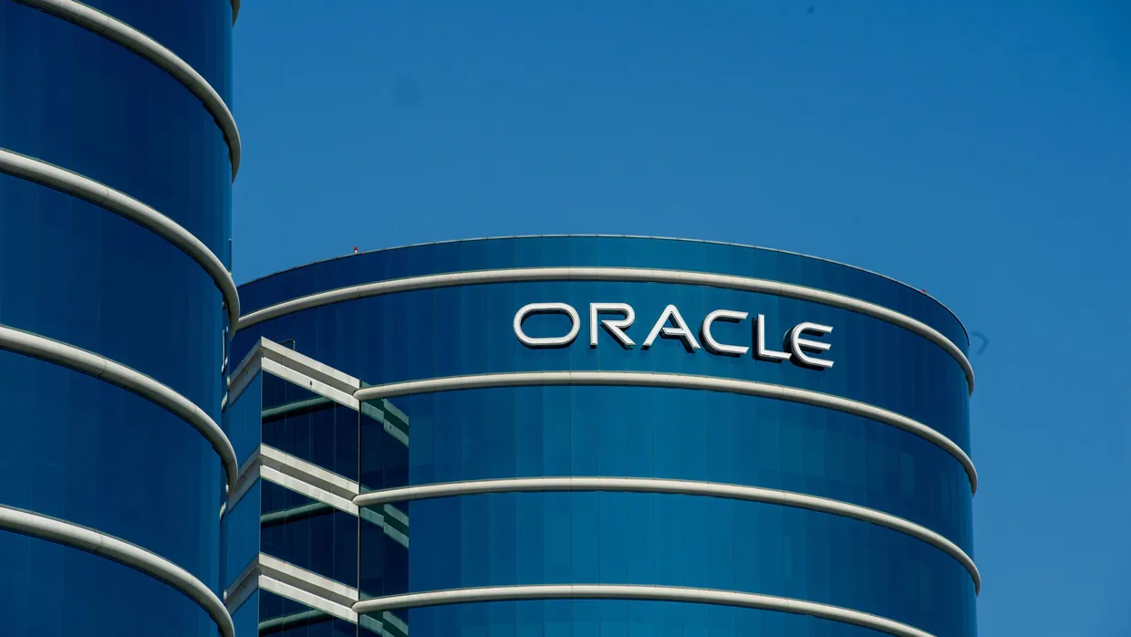 Das Logo von Oracle an der Konzernzentrale im Silicon Valley.