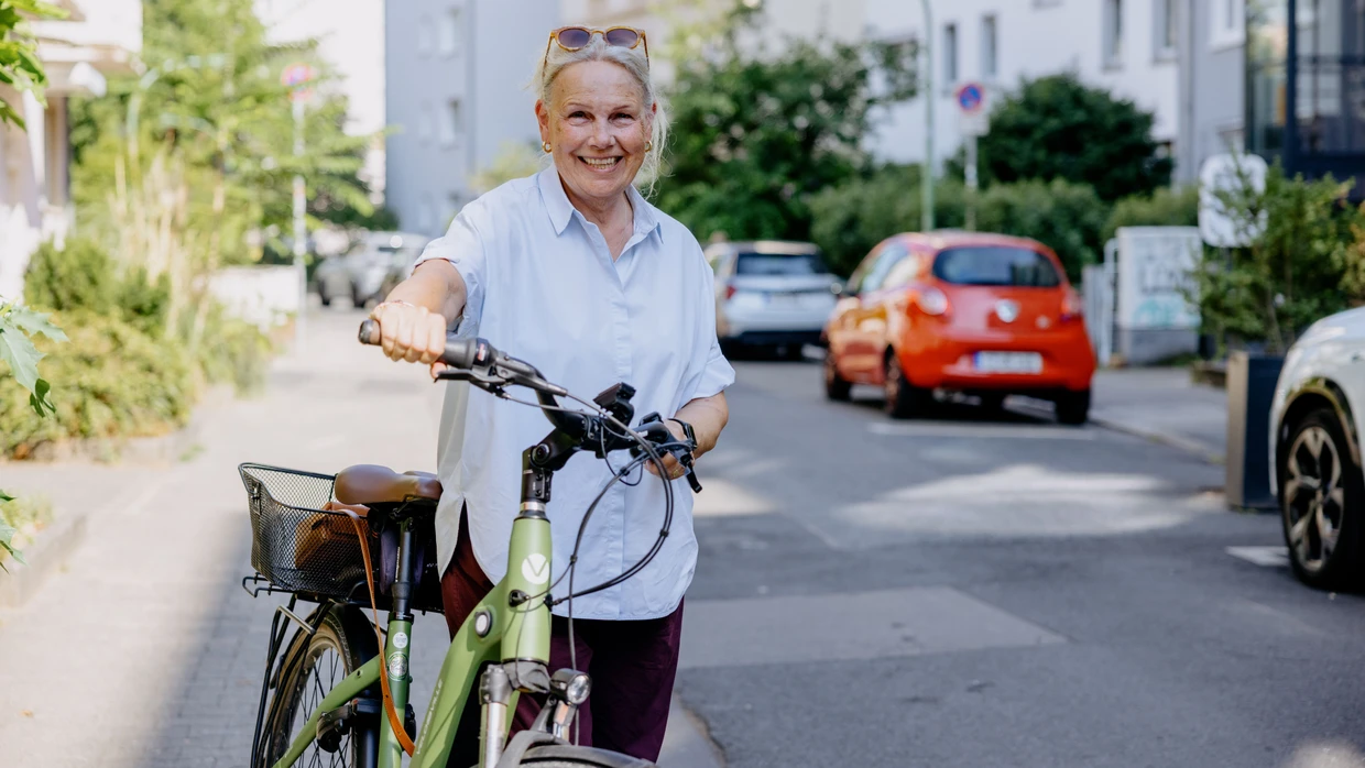 Radelt von Termin zu Termin: Claudia Denfeld arbeitet ehrenamtlich und studiert.