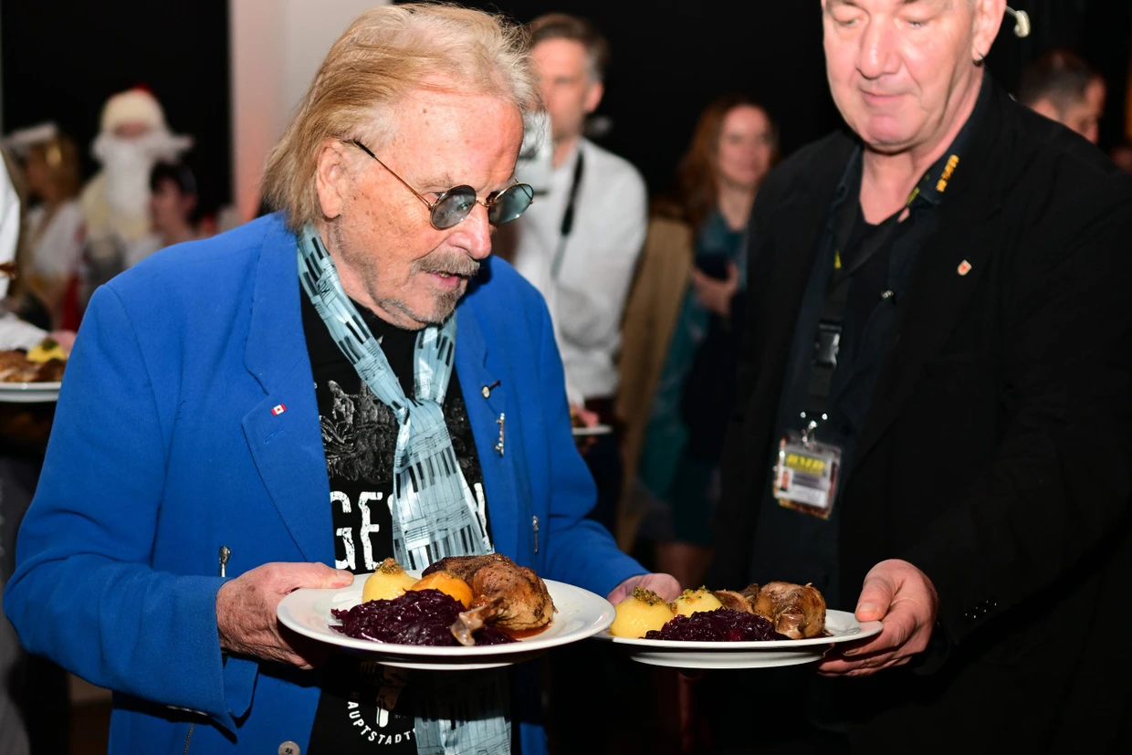 Da haben ahnungslose Influencer nichts zu melden: Der Sänger Frank Zander serviert während seiner 31. Weihnachtsfeier, die er in Berlin für Obdachlose und Bedürftige organisiert, im Estrel Hotel Essen.