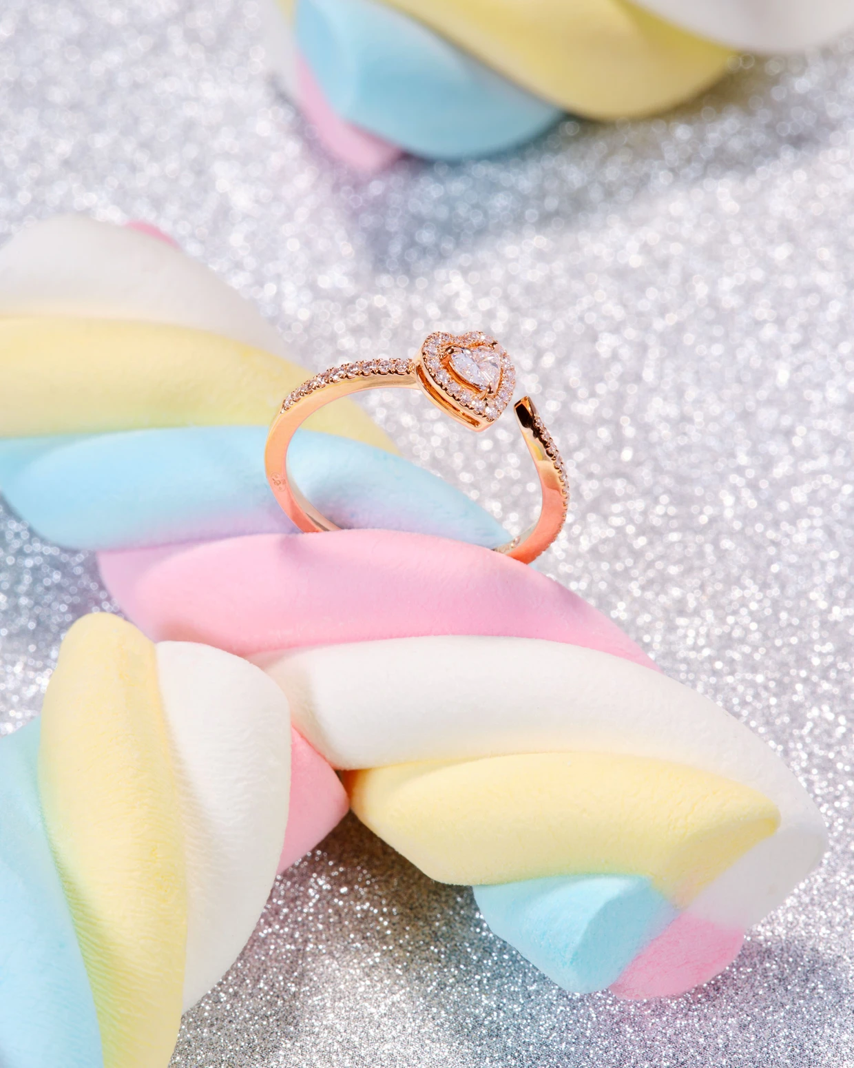 Das Herz ist auch am Finger ein Hingucker wie am Ring von Joy-Coeur.