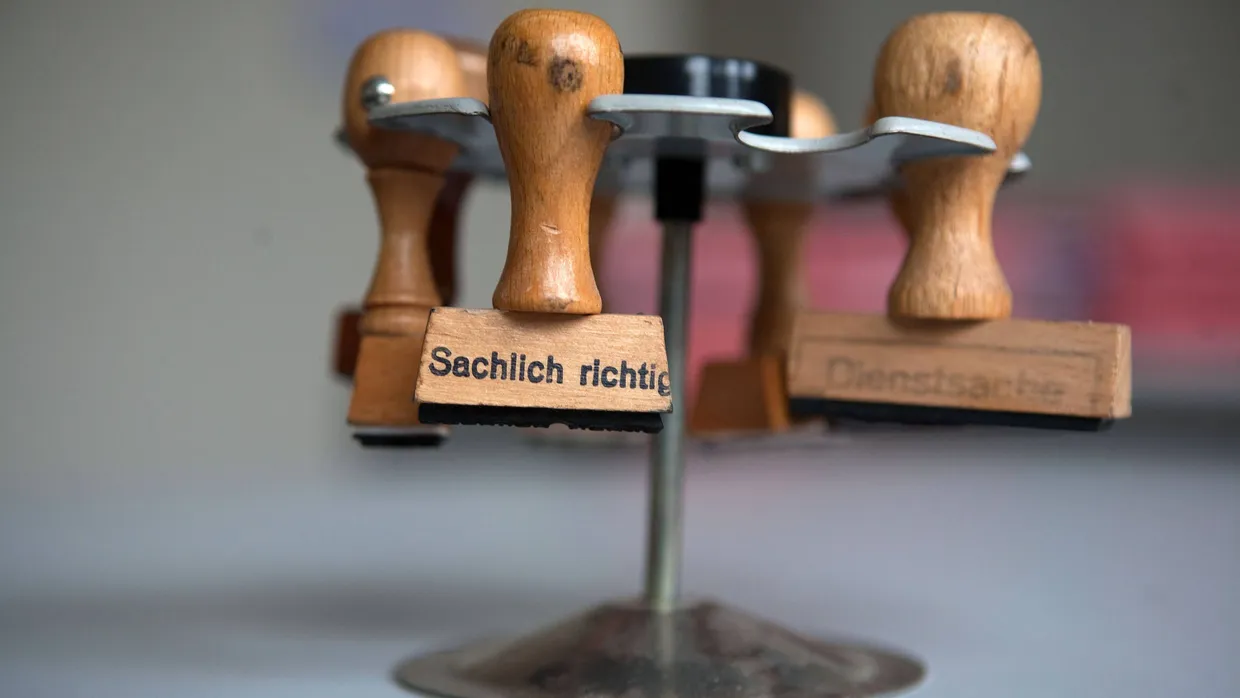 Hessische Sparbemühungen: Die Beamtenbezüge sollen im nächsten Jahr überhaupt nicht und von 2016 bis 2018 nur noch um ein Prozent im Jahr steigen.