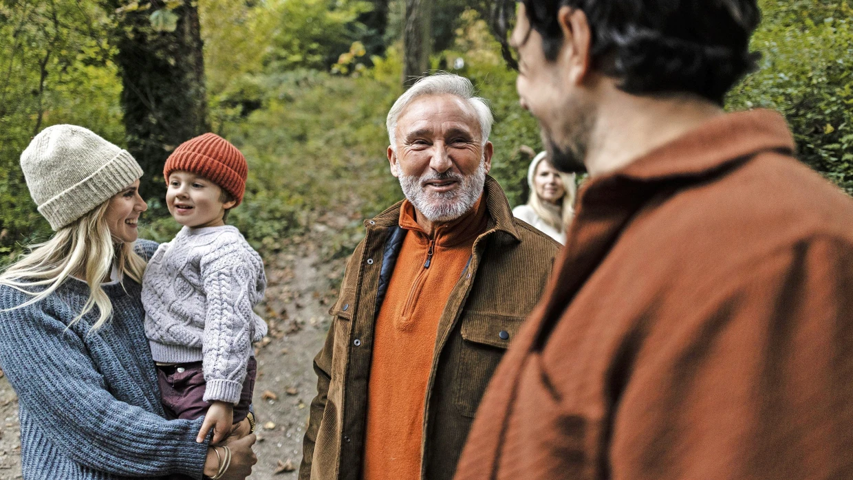 Die praktische Erfahrung zeigt: Es sind immer noch sehr viel häufiger die Töchter, die sich um die Eltern (oder auch Schwiegereltern) kümmern, als die Söhne.