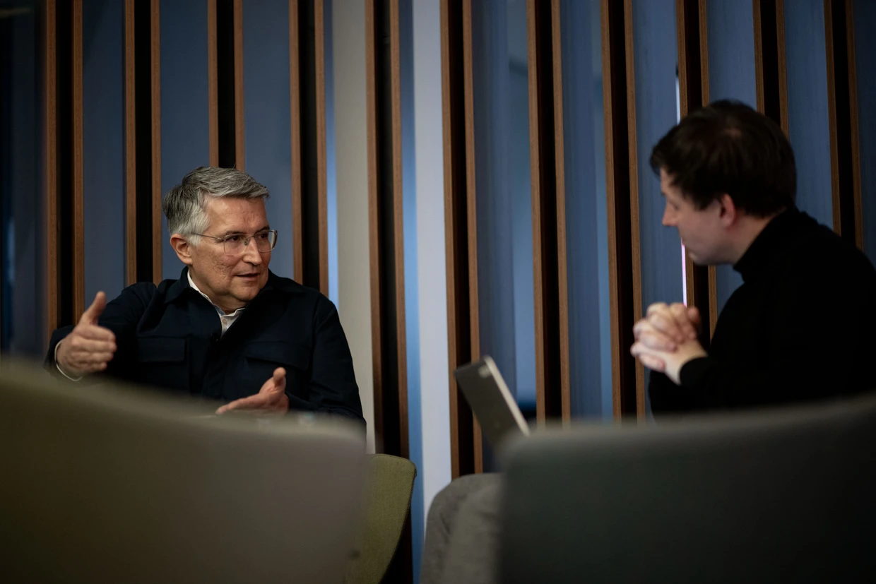 Der Deutsch-Spanier Hesse ist 1970 in Mülheim an der Ruhr geboren.