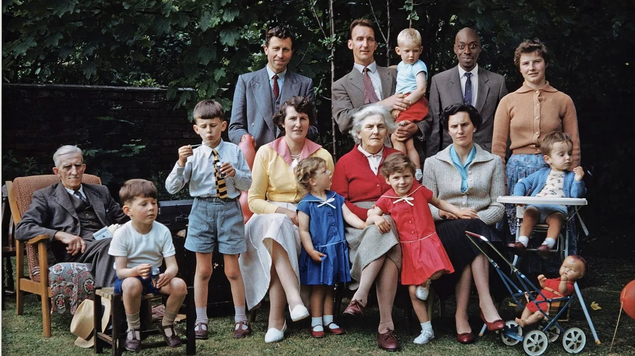 Eigentlich fällt er gar nicht auf: Omar Victor Diop hat sich für die Serie „Being There“ in Fotos der Fünfziger- und Sechzigerjahre platziert.
