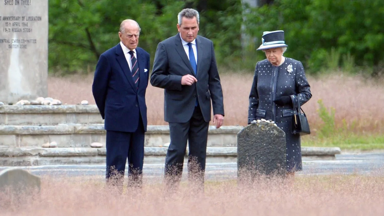 Die britische Königin Elisabeth und Ehemann Prinz Philip mit dem Leiter der Gedenkstätte Jens-Christian Wagner (Mitte).