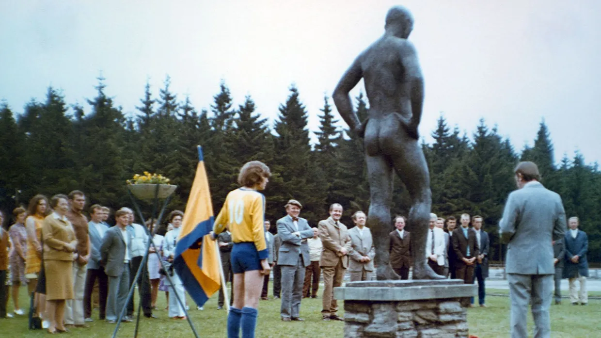 Der nackte Mann auf dem Sportplatz. Regie: Konrad Wolf, 101 Min., Farbe, Spielfilm. Deutsche Demokratische Republik (DDR). DEFA-Studio für Spielfilme, 1973.