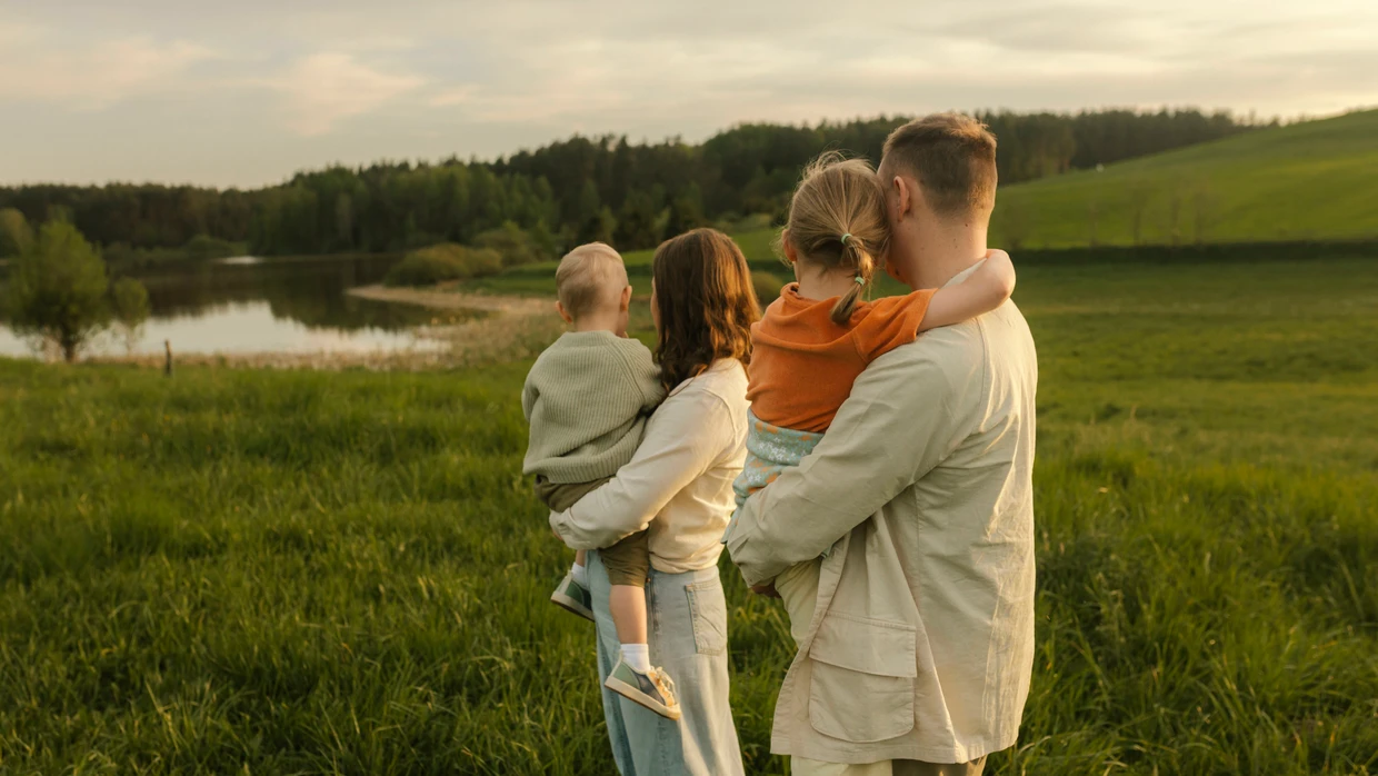 Die Gründung einer Familie wirkt sich meist auf die finanzielle Unabhängigkeit der Partnerin aus.