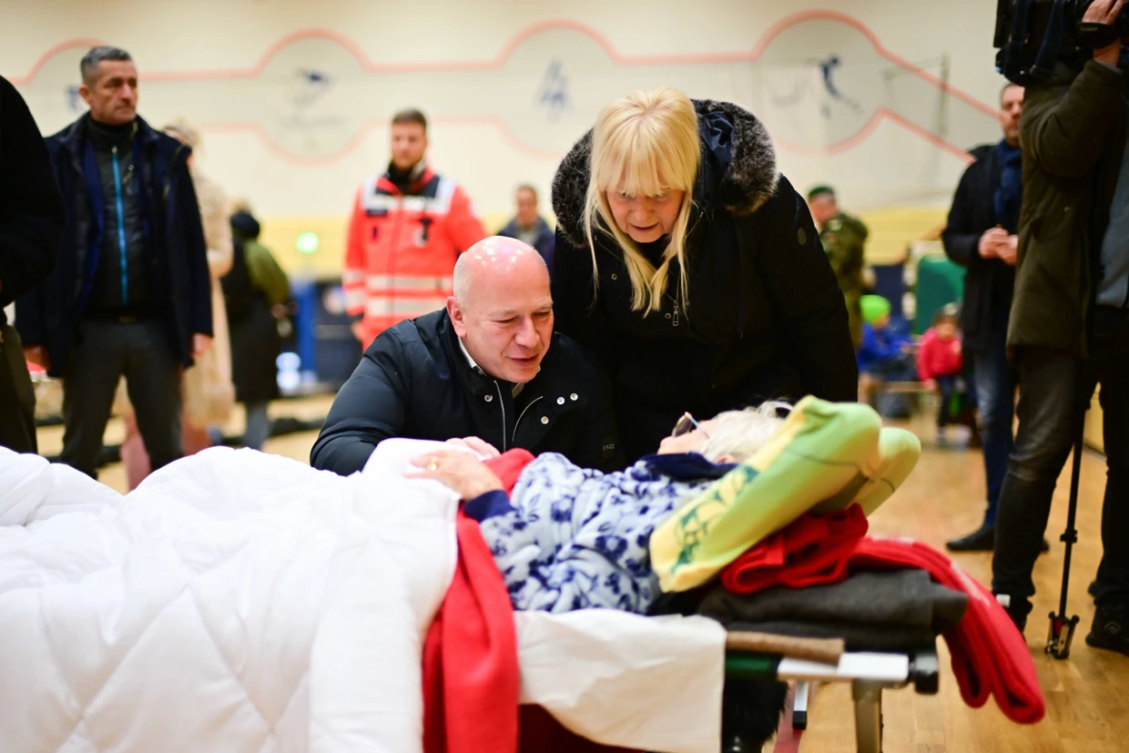 Kai Wegner und Iris Spranger besuchen am Sonntag eine Notunterkunft im Berliner Südwesten +++
