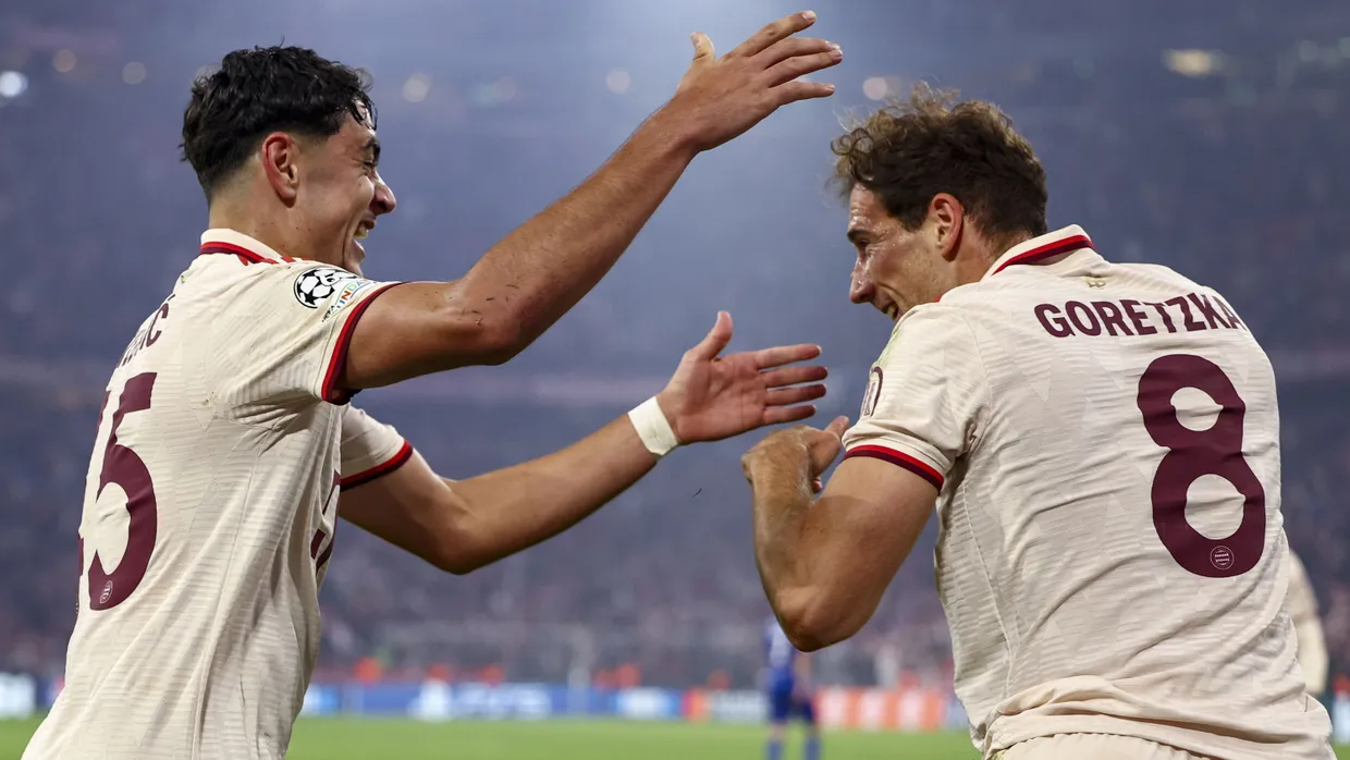 Leon Goretzka (rechts) wurde eingewechselt und traf, Aleksandar Pavlovic freut sich mit ihm.