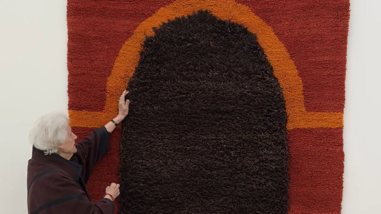 Meisterin der Haptik: Sheila Hicks mit ihrer Arbeit „BIR MA’ (Wishing well)“ von 1970