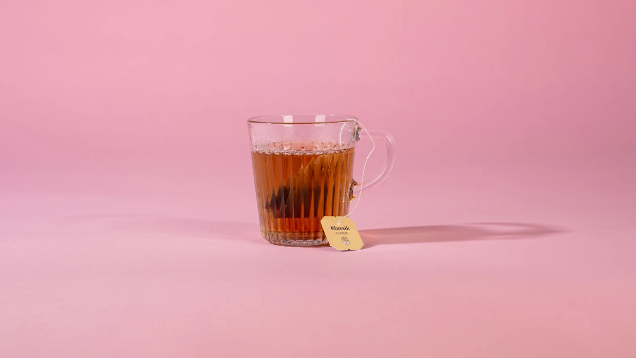 Vor dem Trinken sollten man warten, bis der Tee etwas abgekühlt ist.
