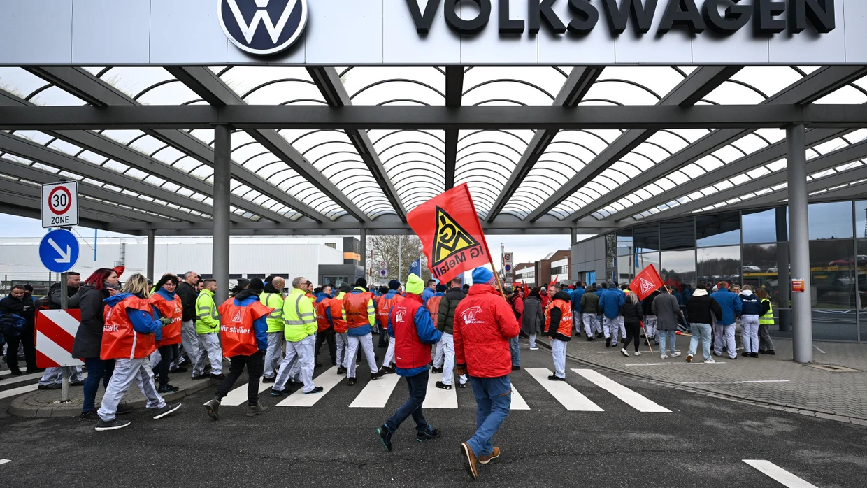 Beschäftigte von Volkswagen beteiligen sich Anfang Dezember im Werk in Zwickau an einem Warnstreik.