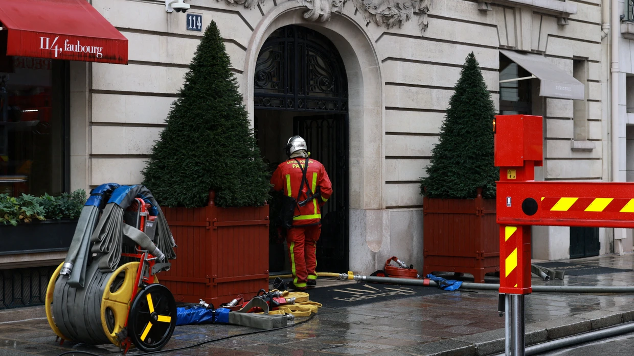 Feuerwehr vor dem Hotel „Le Bristol“, in dessen Küche ein Brand ausgebrochen ist.