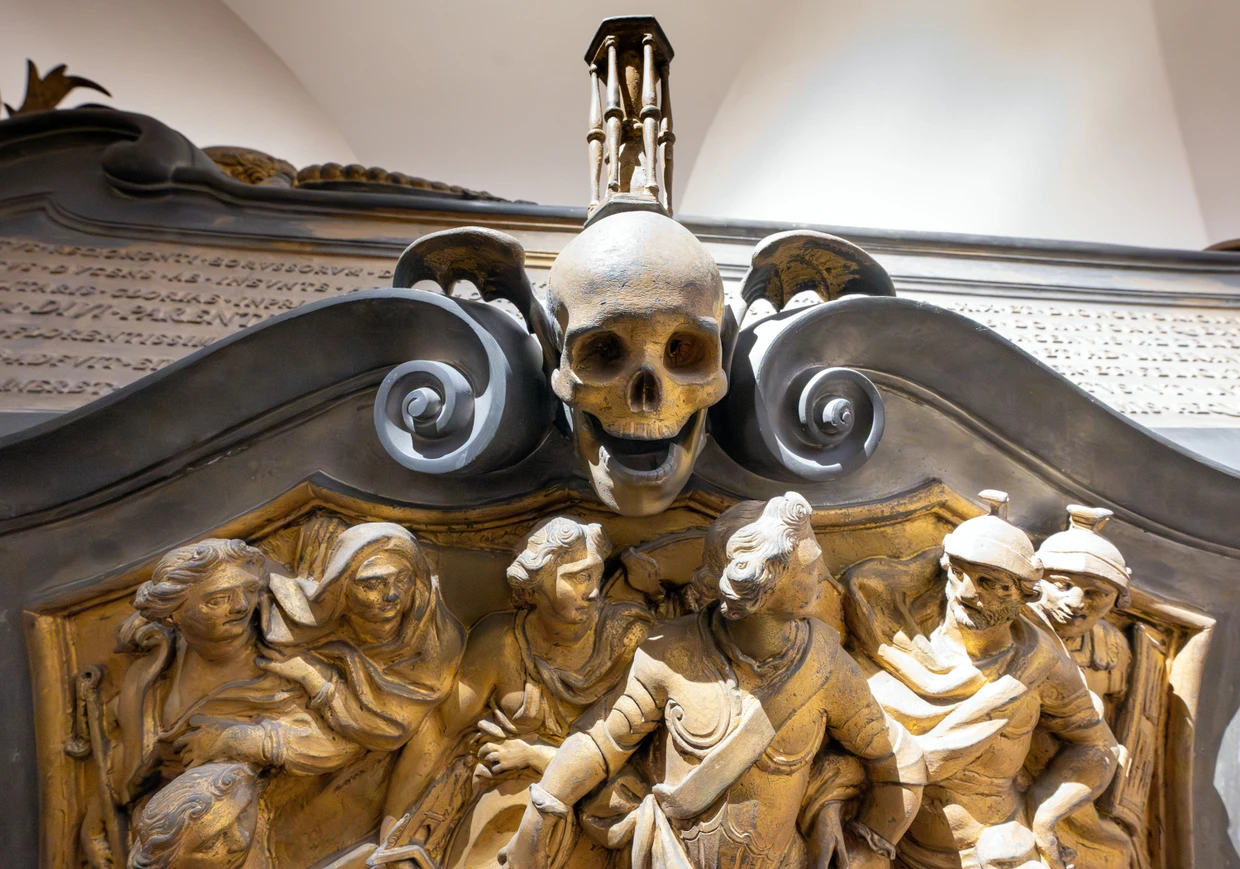 Figuren und ein Totenkopf zieren den Sarg des im Dezember des Jahres 1711 verstorbenen Philipp Wilhelm Markgraf von Brandenburg.