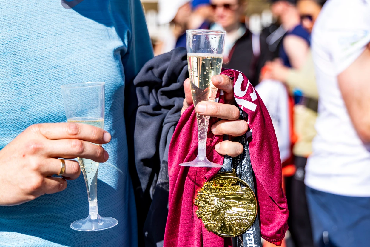 Im Rheingau wird mit Sekt auf den Marathon-Erfolg angestoßen.