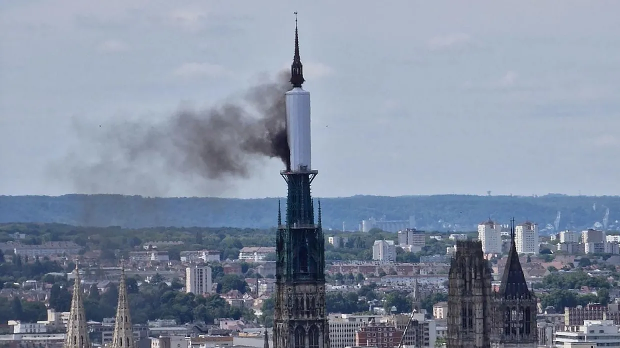 Der Turm der gotischen Kathedrale im französischen Rouen brennt.