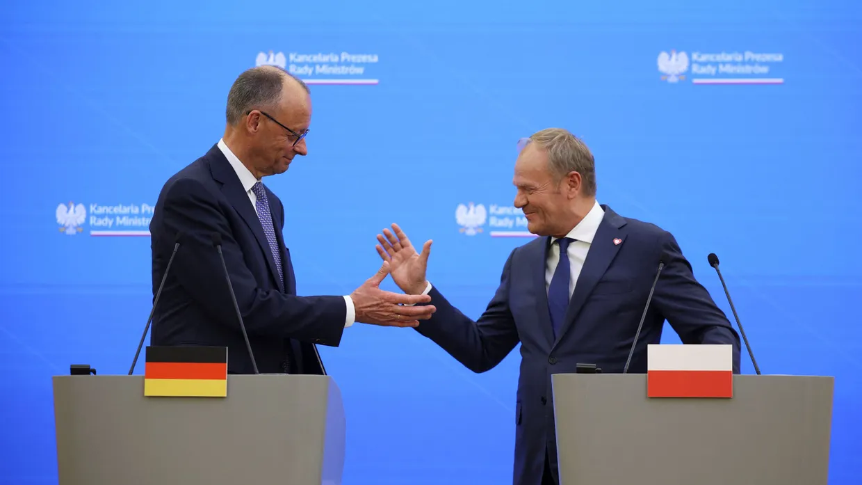 Reicht ein Handschlag?: Bundeskanzler Friedrich Merz und Polens Ministerpräsident Donald Tusk in Warschau