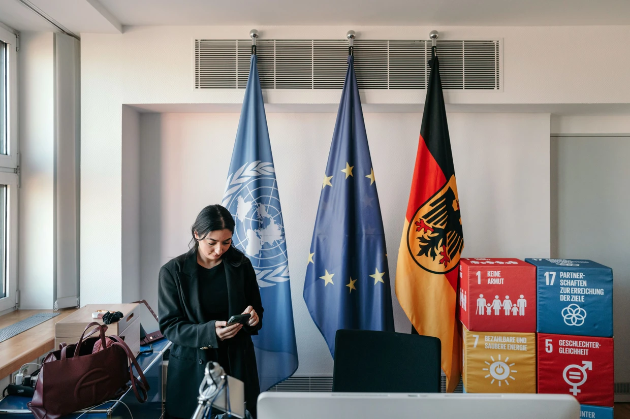 Reem Alabali Radovan in ihrem Büro im Ministerium für wirtschaftliche Zusammenarbeit und Entwicklung (BMZ) in Berlin