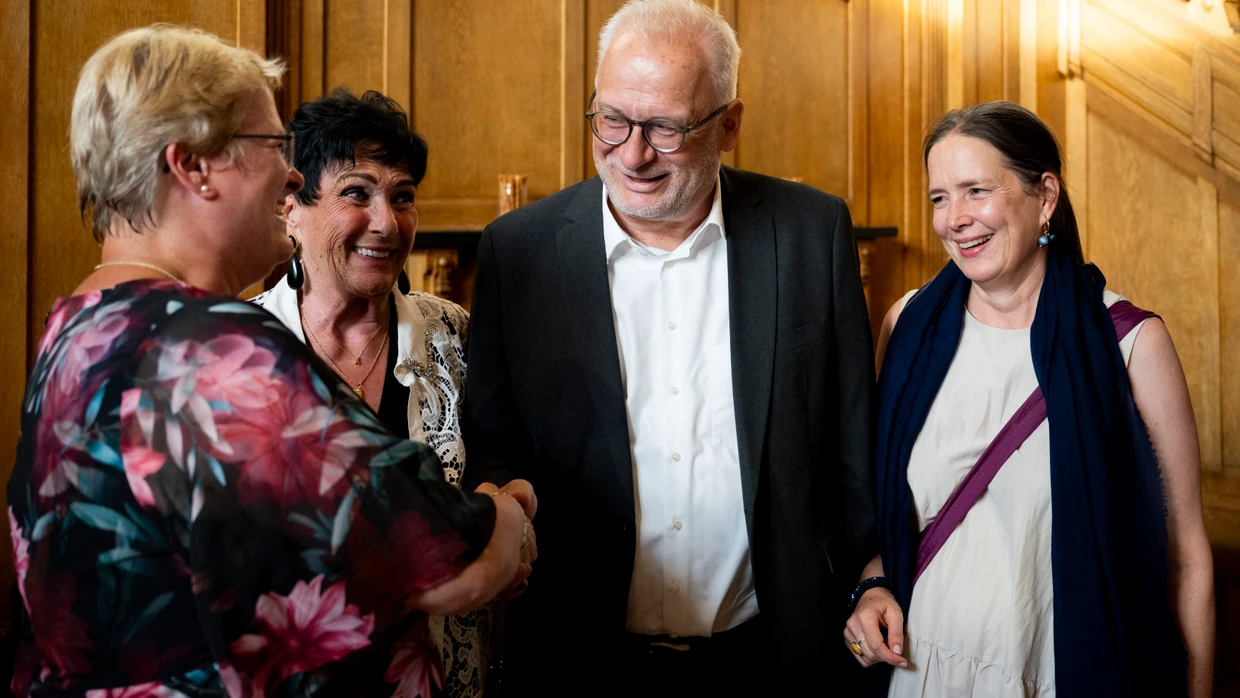 Wahlabend im Rathaus: Bürgermeister Christoph König (SPD) begrüßt die CDU-Kandidatin Katharina Merklein. Kurz danach steht fest: Der Amtsinhaber hat die Direktwahl gewonnen.