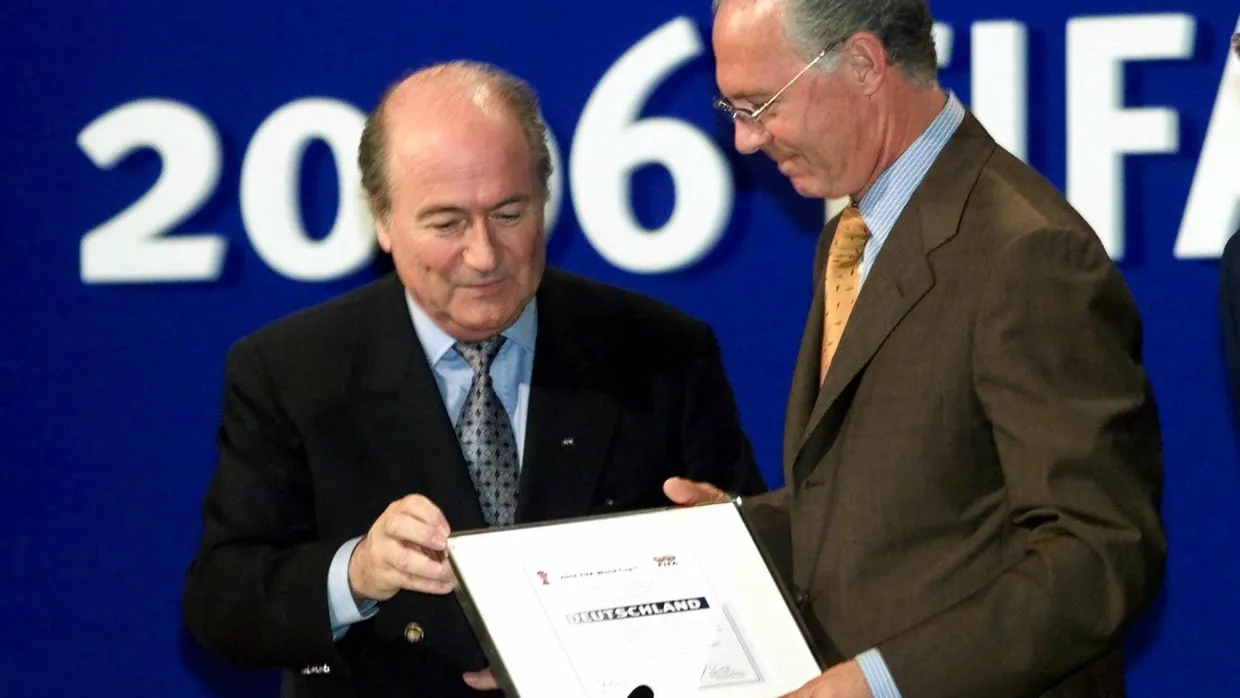 Der WM-2006-Skandal: Blatter (l., mit Beckenbauer) spricht von „deutschem Problem“