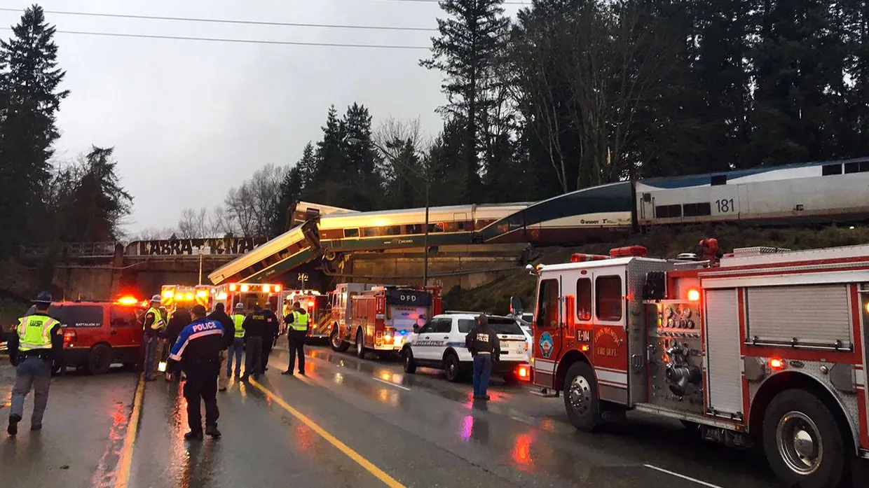 Ein Waggon eines entgleisten Zugs ist am Montag auf die viel befahrene Straße Interstate 5 im amerikanischen Bundesstaat Washington gestürzt.