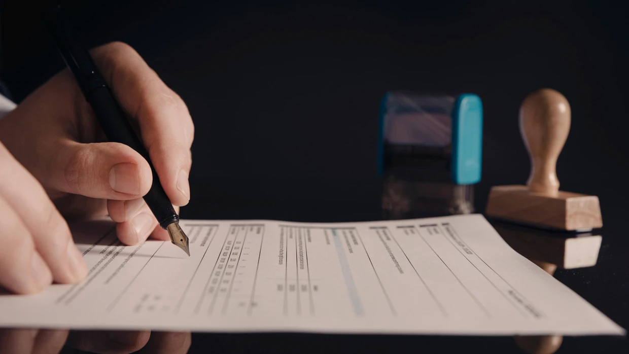 KI automatisiert im Notariat Datenerfassung, Grundbuchanalyse und Vollzug, doch Vertragsentwurf und Verantwortung bleiben trotz Cloud Öffnung eng an Berufsrecht und Notar gebunden.