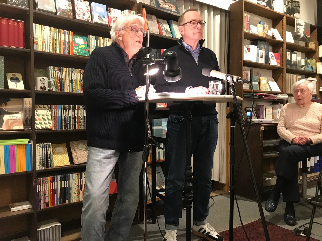 Heynold und Schaeffer, jetzt im Pullover-Partnerlook, bei ihrem zweiten Lesungsabend. Rechts Hildegund Laaff, Betreiberin und guter Geist der Lengfeldschen Buchhandlung.