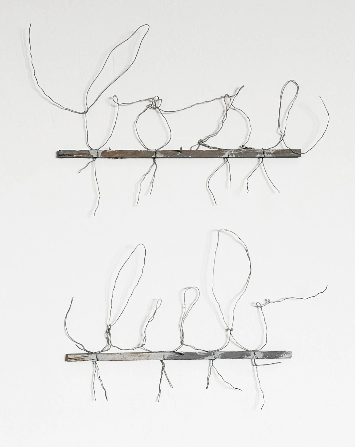 So oder so: Inge Schmidts Drahtgebilde „böse + lieb“, 2018, am Stand von boa-basedonart