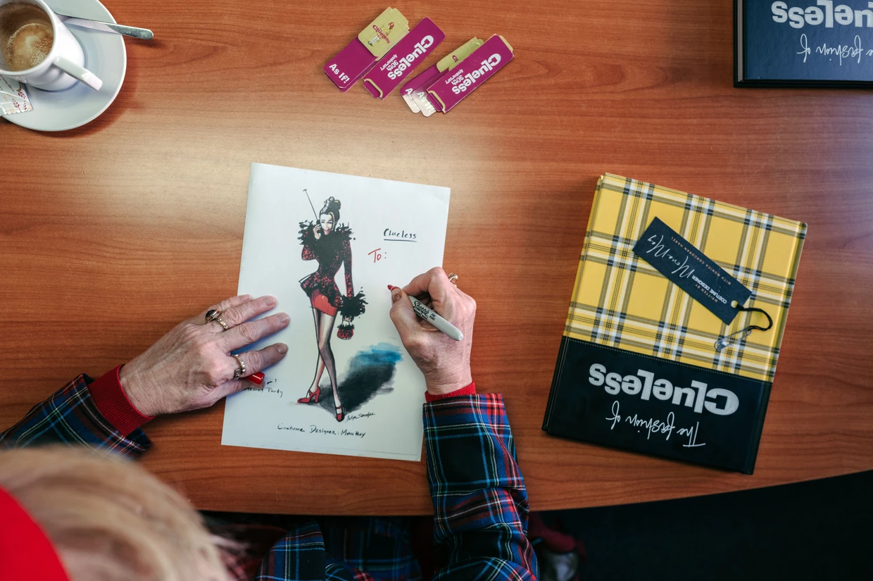 Mona May schreibt Autogramme.