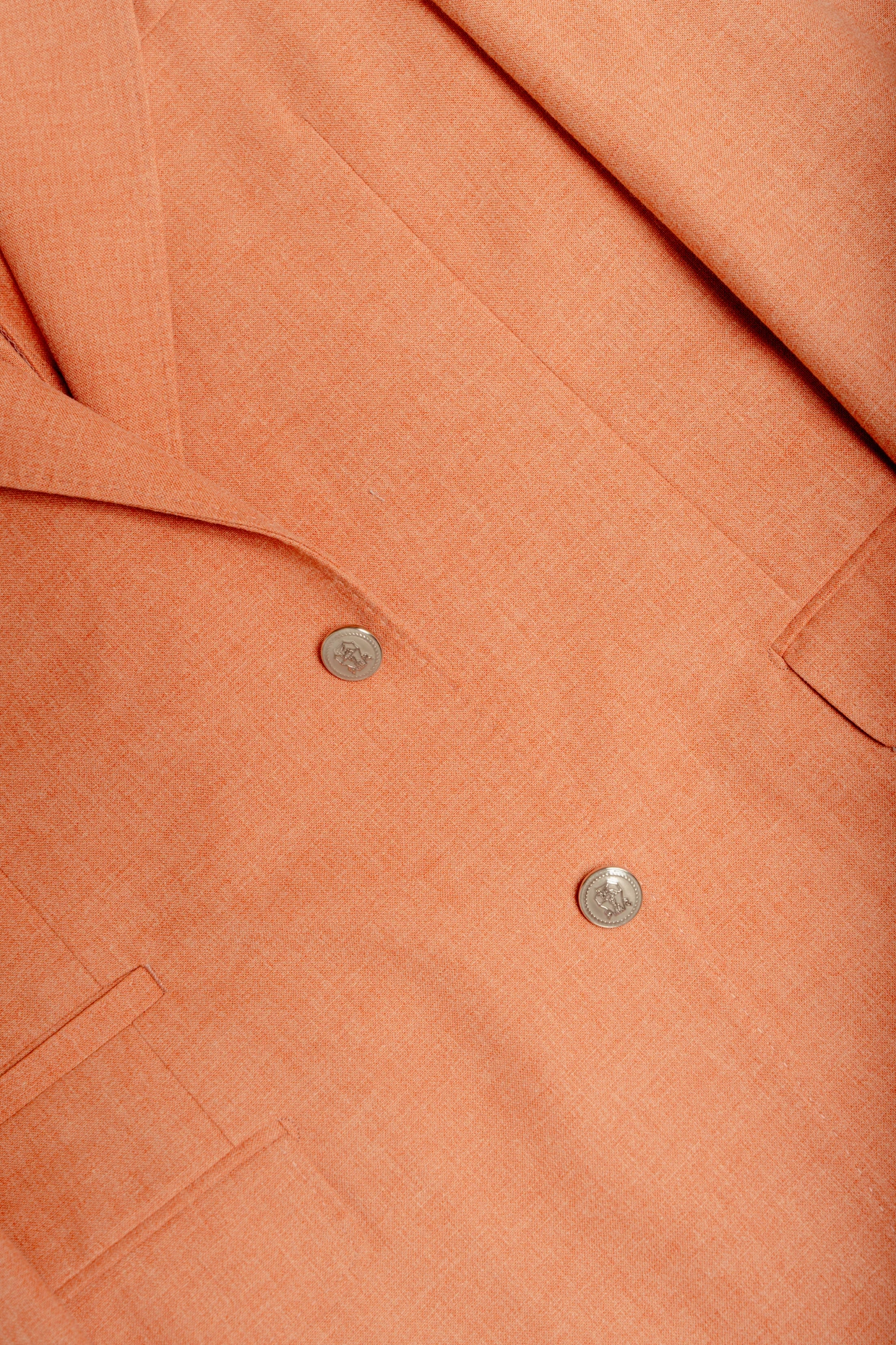 Auch Farbe darf gewagt werden, zum Beispiel mit einem Jackett von Brunello Cucinelli.