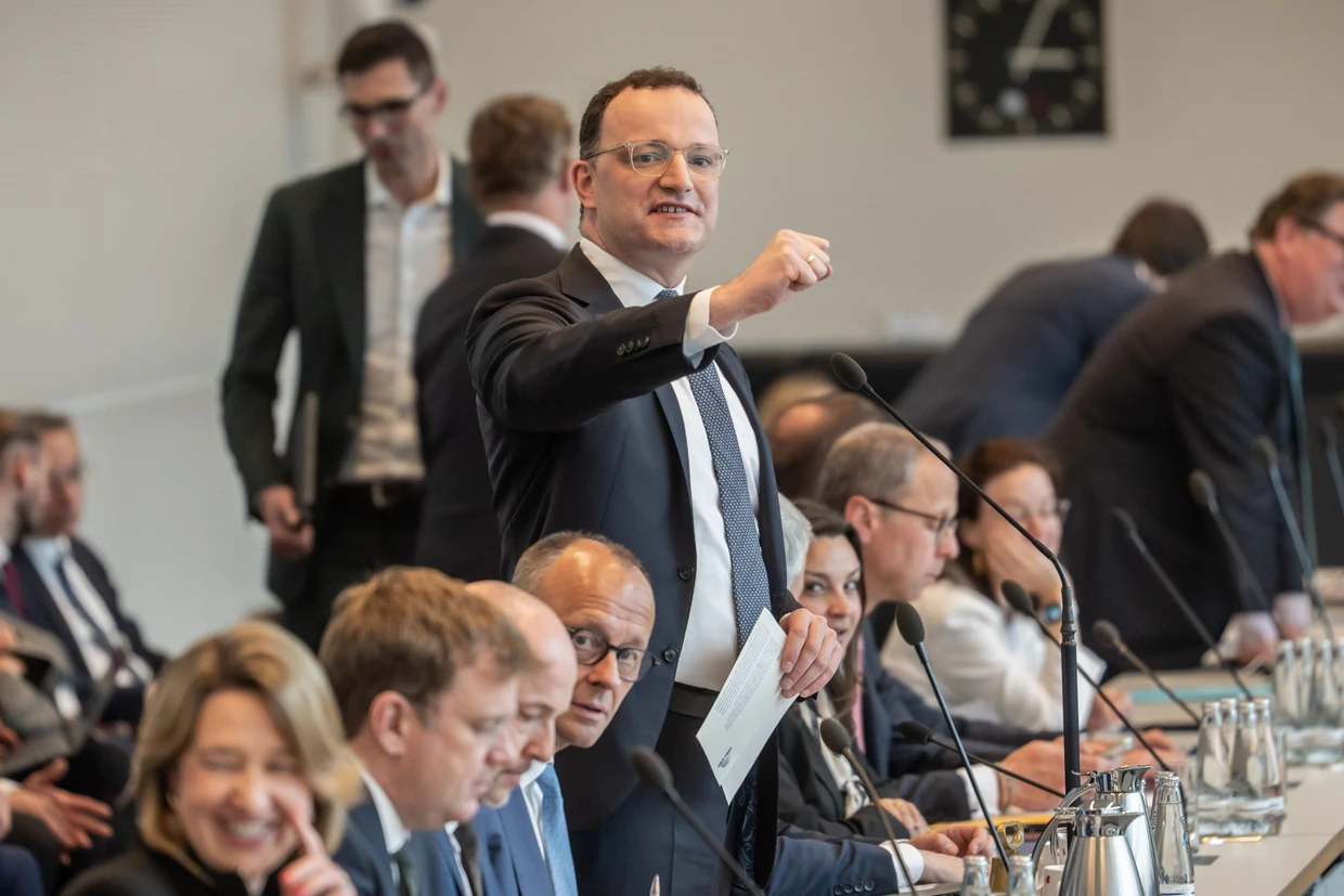 Der Vorsitzende der Unionsfraktion, Jens Spahn, bei einer Fraktionssitzung im Mai