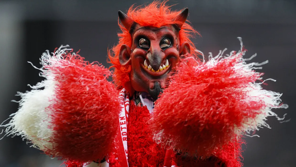 Kaiserslauterns Maskottchen der Rote Teufel im Fritz-Walter-Stadion