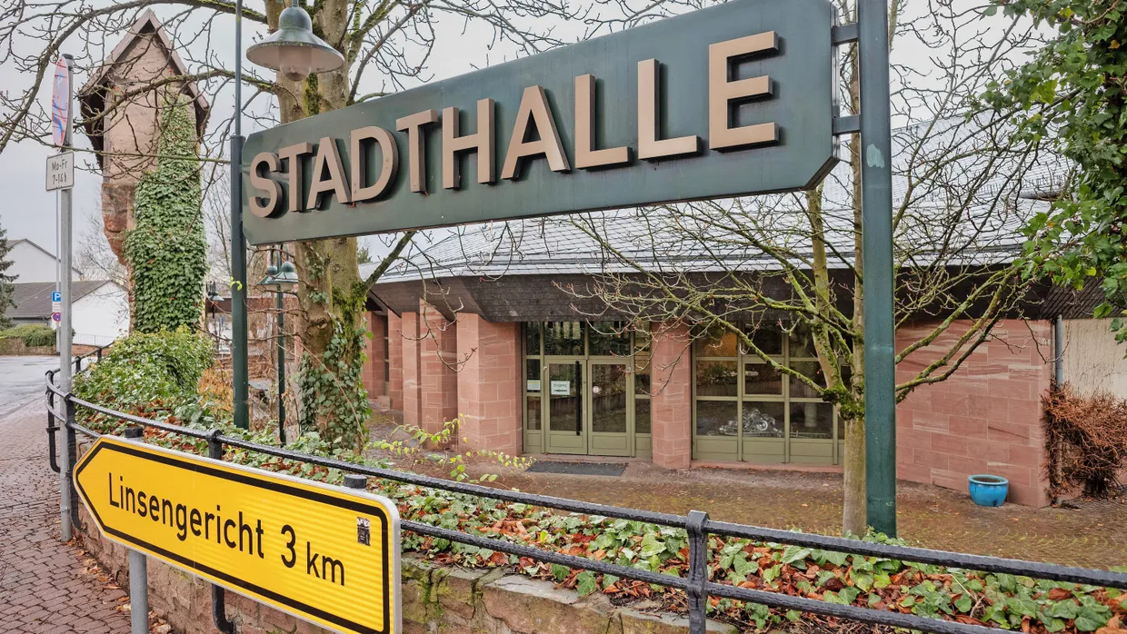 Wegweisend: Die seit Jahren leer stehende Stadthalle Gelnhausens soll saniert werden.
