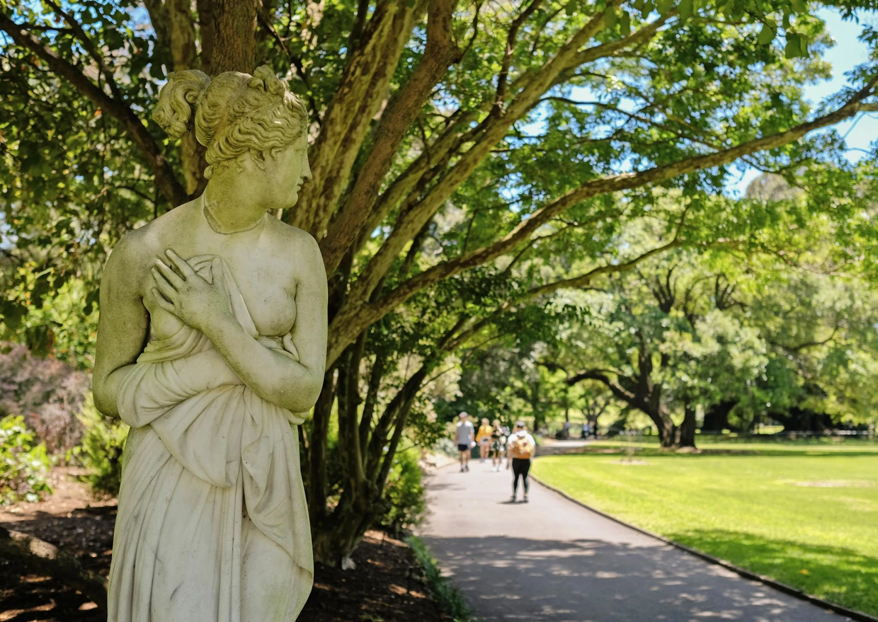 Schaut da jemand? Das kunstvoll verrutschte weibliche Gewand ist ein Klassiker in Malerei und Bildhauerei.