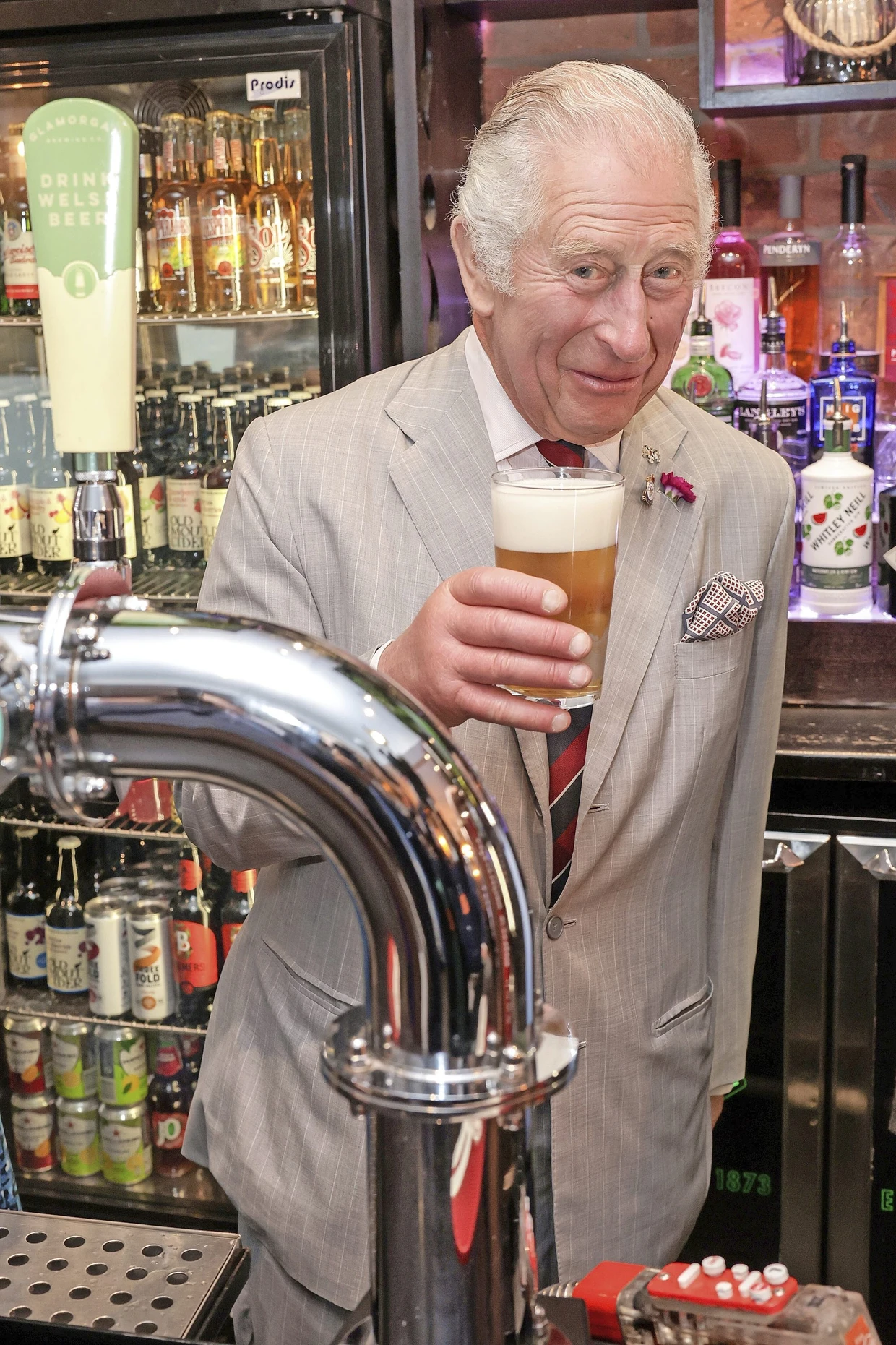 Charles III., damals noch Prince of Wales, im Sommer 2022 in einem Pub in Rhondda in Wales.