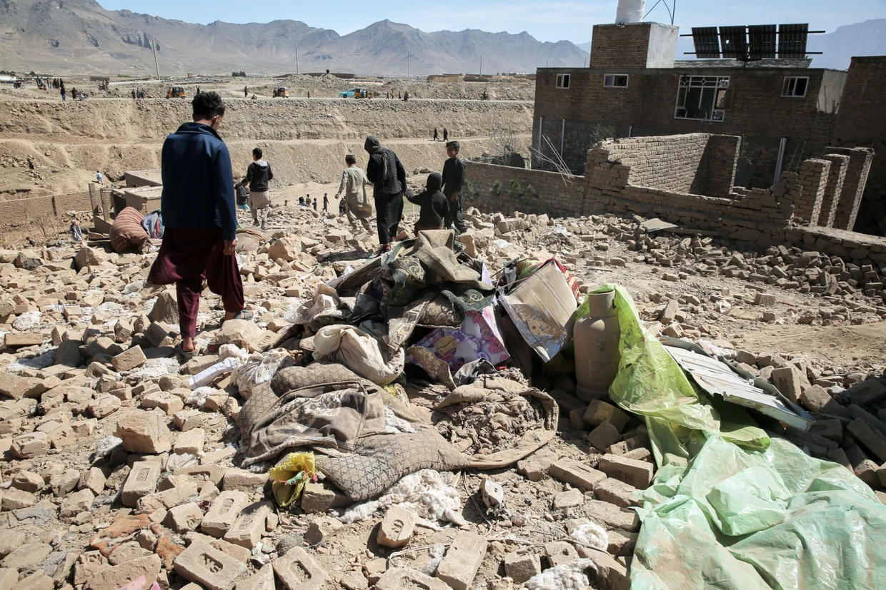 Anwohner begutachten am Freitag den Ort eines Luftangriffs in Kabul.