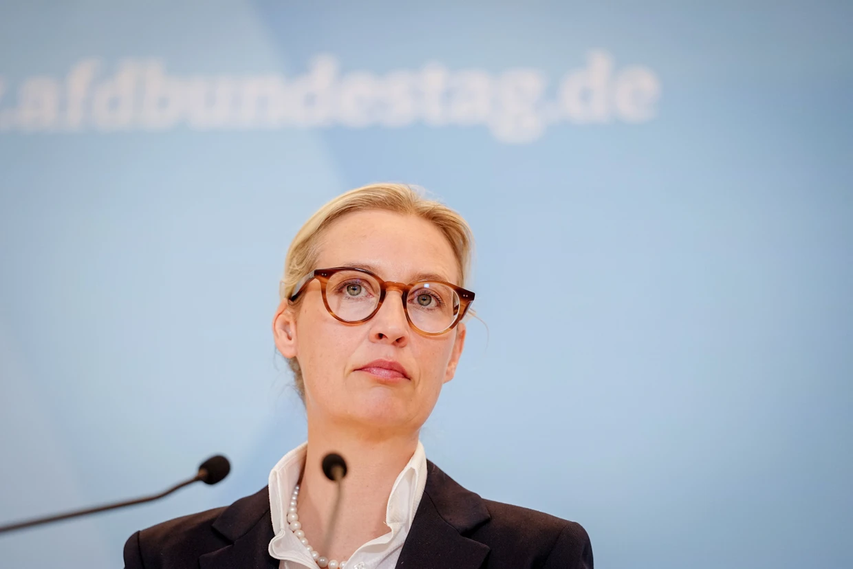 Der AfD-Vorsitzenden Alice Weidel wird vom Verwaltungsgericht Köln ihre Interviewäußerung aus dem Oktober 2023 vorgehalten, „dass wir uns mit dem Influx von kulturfremden Leuten uns ein massives gesellschaftspolitisches Problem schaffen, was entgegen unserer freiheitlichen demokratischen Grundordnung ist“.