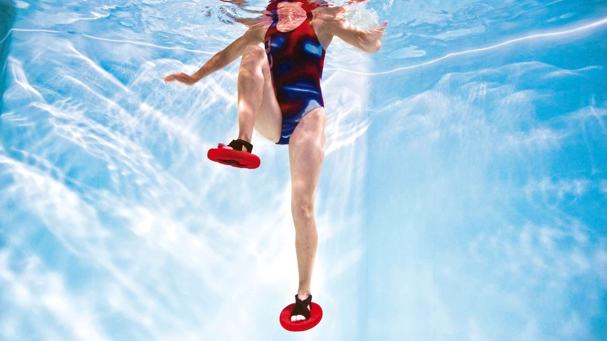 Aqua-Jogging eignet sich auch für Sporteinsteiger. Dabei laufen die Teilnehmer durchs tiefe Wasser ohne Bodenkontakt.