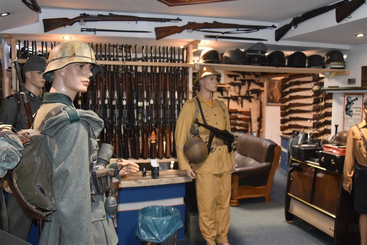 Mit uniformierten Schaufensterpuppen hergerichtet: Die Waffenkammern in Remscheid fanden die Ermittler erst nach intensiver Suche.