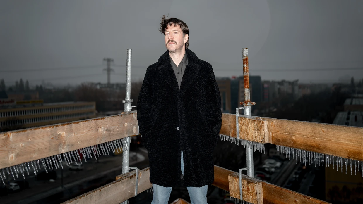 „Die Stadt des Aufbruchs und der Freiheit“: Florian Herzberg auf der Dachterrasse seiner Wohnung in Berlin.