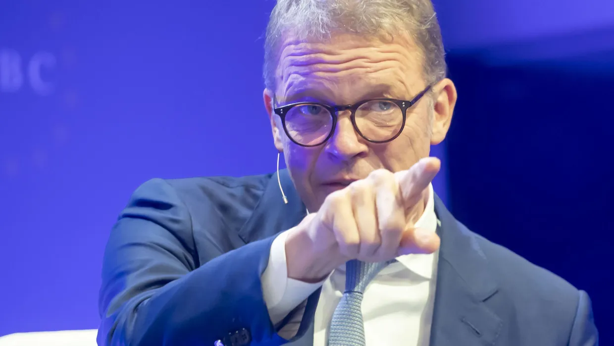 Deutsche-Bank-Chef Sewing hat 2024 eine Million Euro mehr verdient. Seine Vergütung kratzt an der 10-Millionen-Euro-Marke.