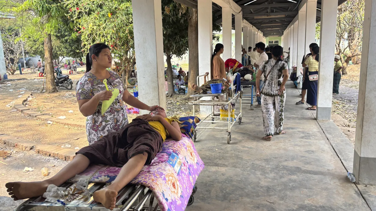 Myanmar, Naypyitaw: Ein verletzter Mann wartet nach dem Erdbeben auf medizinische Hilfe im überlasteten 1000-Betten-Krankenhaus der Hauptstadt.