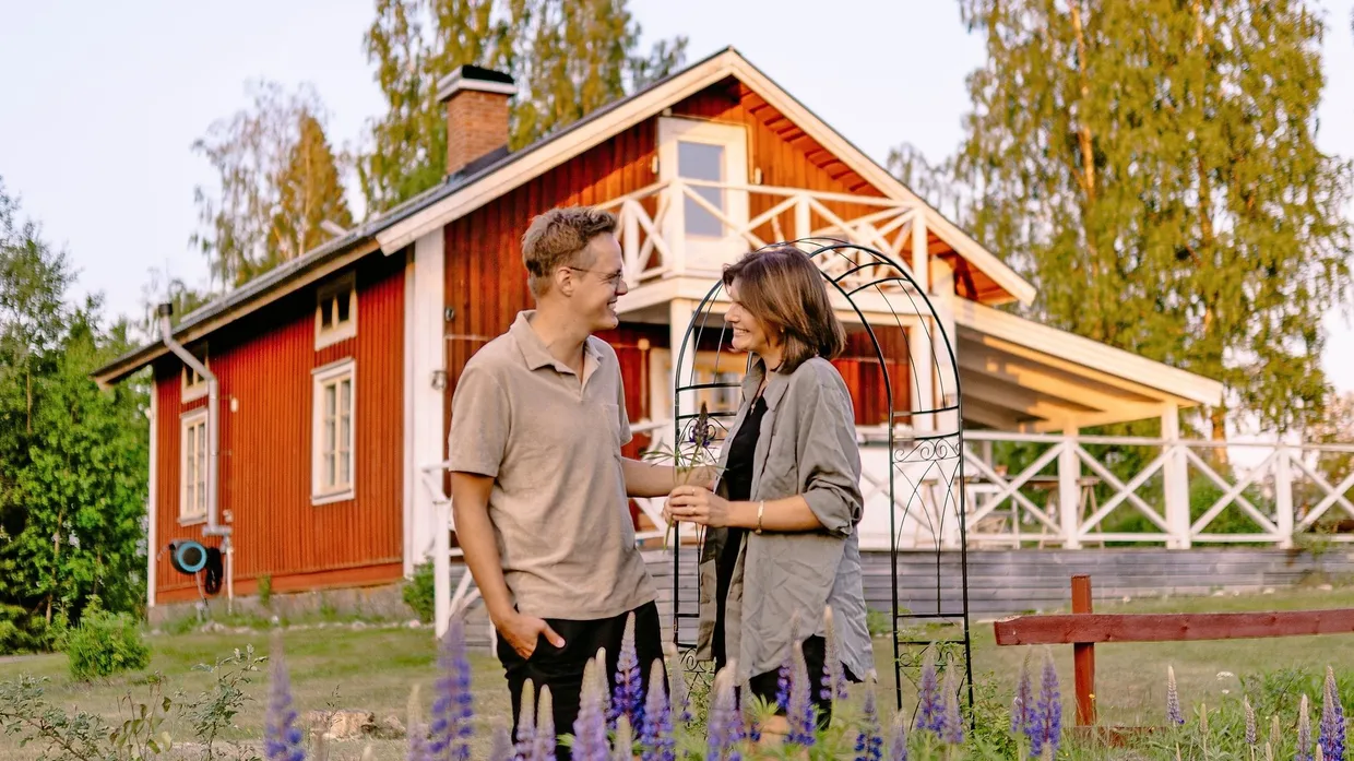 Jessi und Markus vor ihrem Schwedenhaus