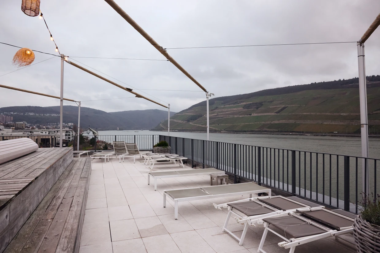 Von hier könnte man auch das Feuerwerk sehen: Die Dachterasse des Hotels Papa Rhein in Bingen .