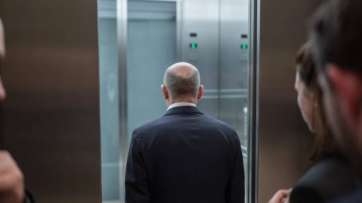 Bruch mit Folgen: Bundeskanzler Olaf Scholz steigt nach der SPD-Fraktionssitzung in den Aufzug.