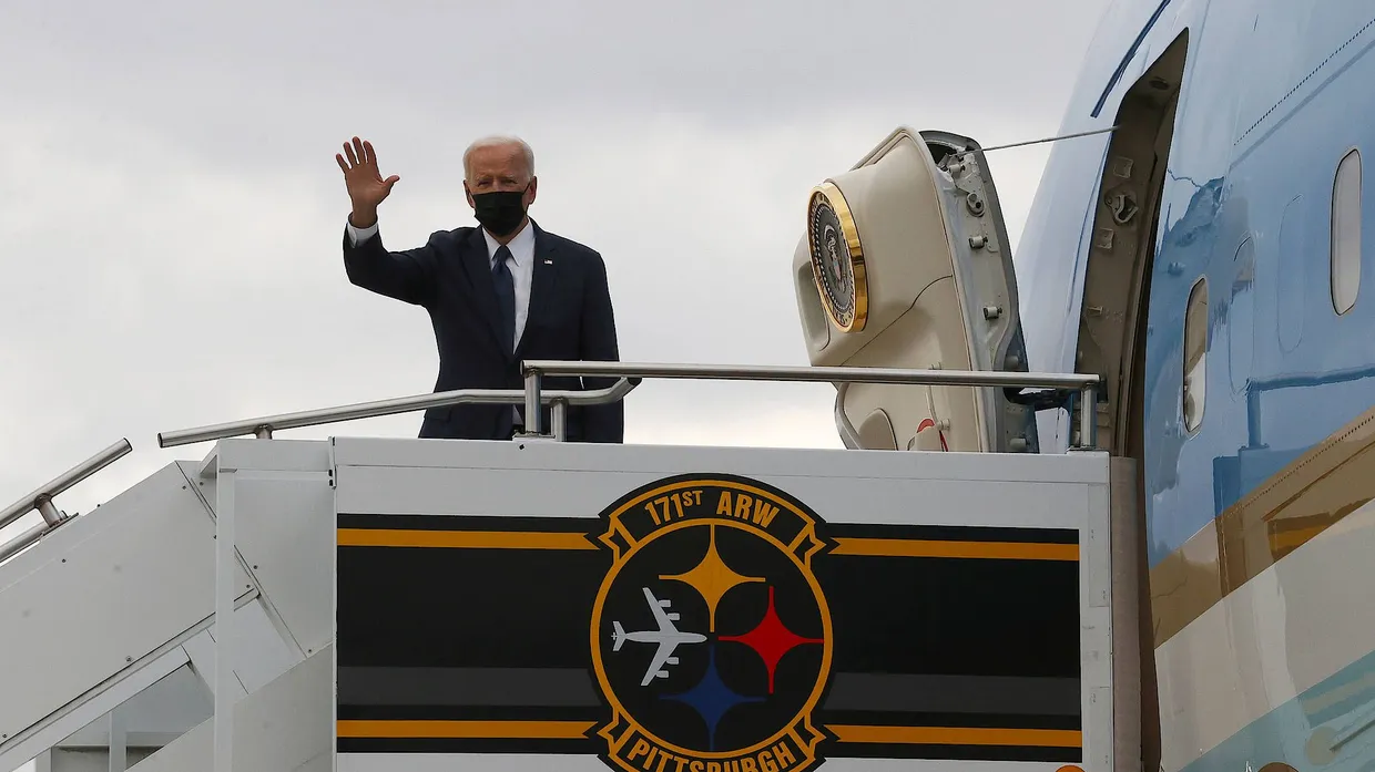 Joe Biden besteigt die Air Force One nach seiner Rede in Pittsburgh.