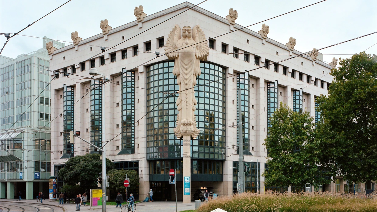 Weiser Wächter: 18 Meter hohe Eule des Schweizer Künstlers Bruno Weber an der Bibliothek der Technischen Universität, 1984–87