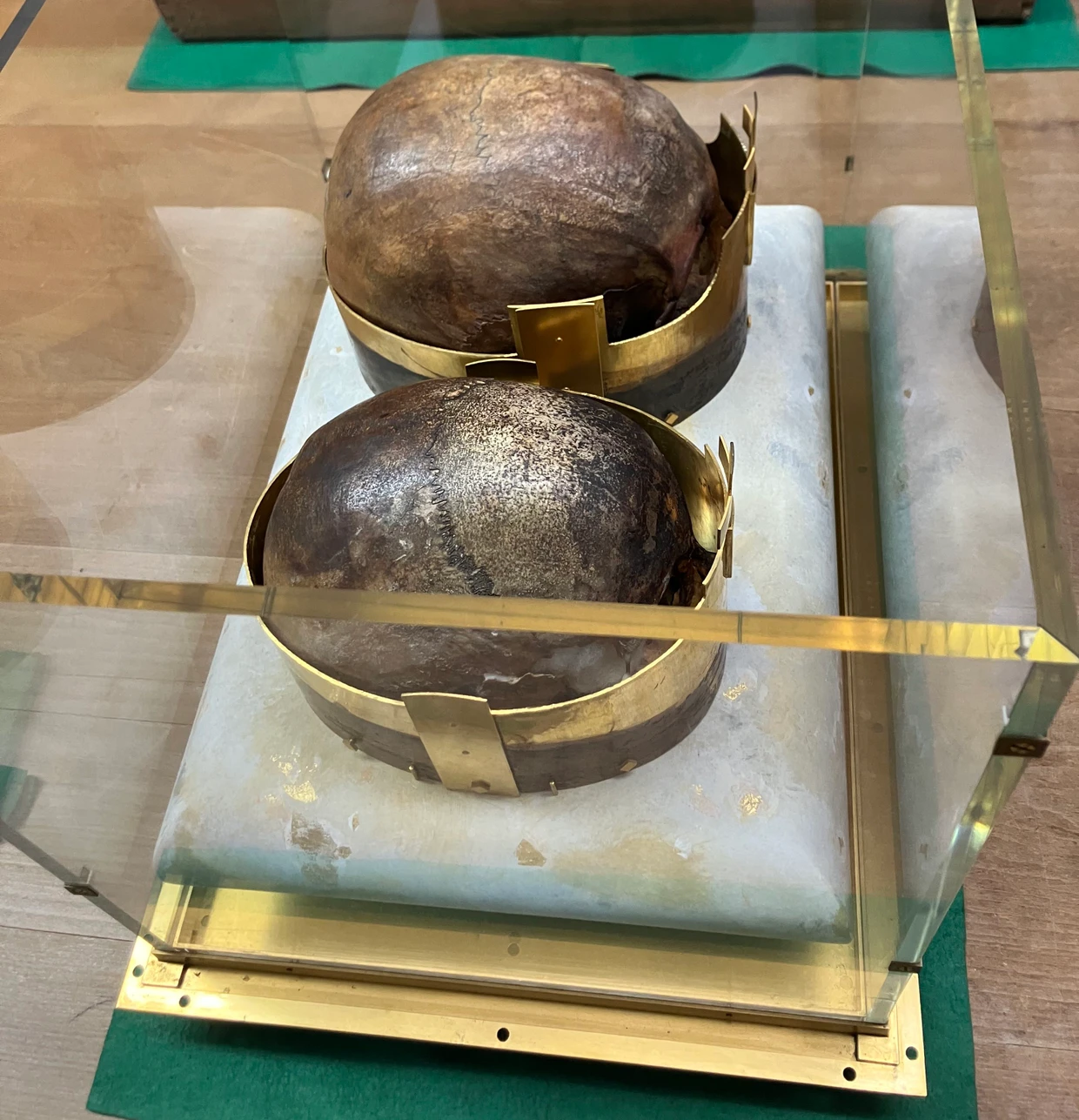 Das traute, hochheilige Paar: Die Schädel von Heinrich II. und Kunigunde im Bamberger Domschatz