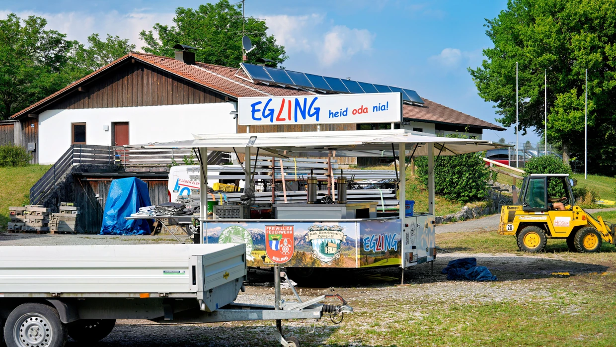 Bayern, Egling: Teile einer Bar und weitere Gegenstände werden am Sonntagnachmittag auf dem Gelände des Sportplatzes von Egling weggeräumt.
