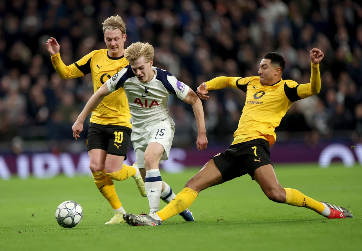 Gegen Tottenham einen Schritt zu spät: die Dortmunder Julian Brandt (links) und Jobe Bellingham